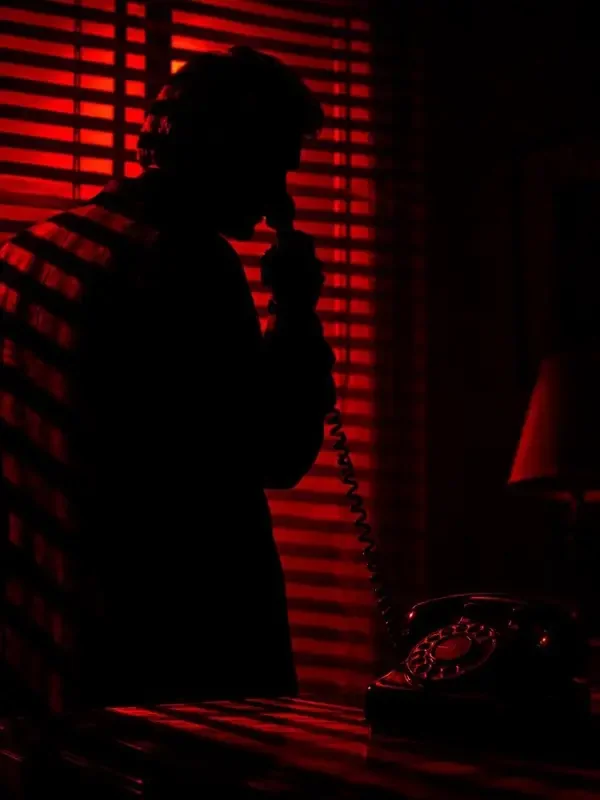 《深夜来电》短剧封面，悬疑题材，凌晨三点响起的电话，来自三年前的自己